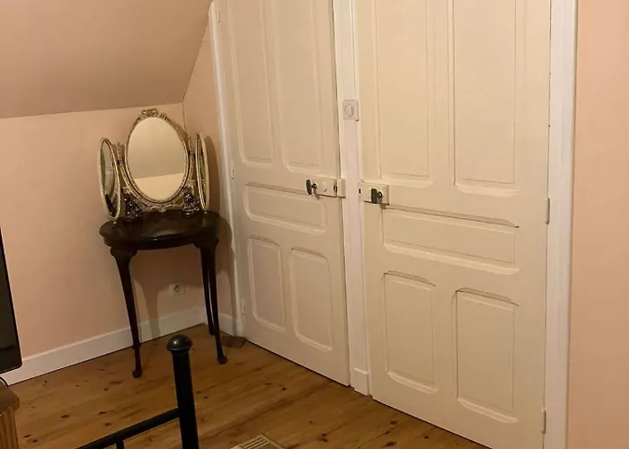 2 Bed Cottage-sleeps 4-garden-fireplace-pets * Saint-Cyr-Les-Champagnes